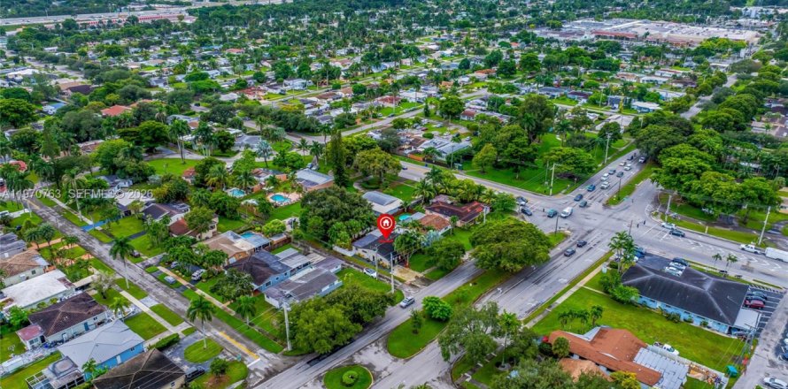 House in Hollywood, Florida 2 bedrooms, 117.43 sq.m. № 2032079