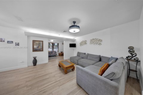 House in Hollywood, Florida 2 bedrooms, 117.43 sq.m. № 2032079 - photo 7