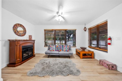 House in Hollywood, Florida 2 bedrooms, 117.43 sq.m. № 2032079 - photo 14