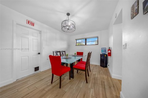 House in Hollywood, Florida 2 bedrooms, 117.43 sq.m. № 2032079 - photo 22