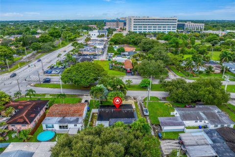 House in Hollywood, Florida 2 bedrooms, 117.43 sq.m. № 2032079 - photo 4