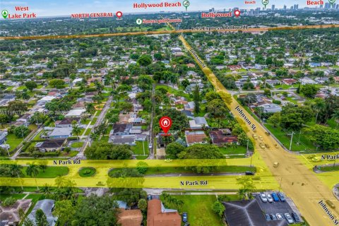 House in Hollywood, Florida 2 bedrooms, 117.43 sq.m. № 2032079 - photo 3