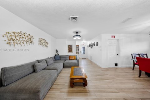 House in Hollywood, Florida 2 bedrooms, 117.43 sq.m. № 2032079 - photo 8