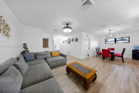 House in Hollywood, Florida 2 bedrooms, 117.43 sq.m. № 2032079 - photo 10