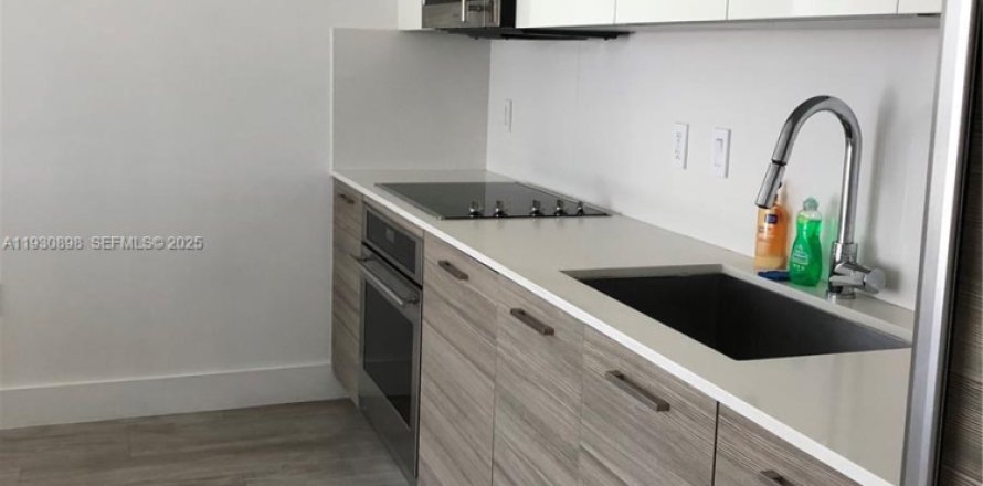 Кондоминиум с 2 спальнями в Майами, Флорида № 1989707