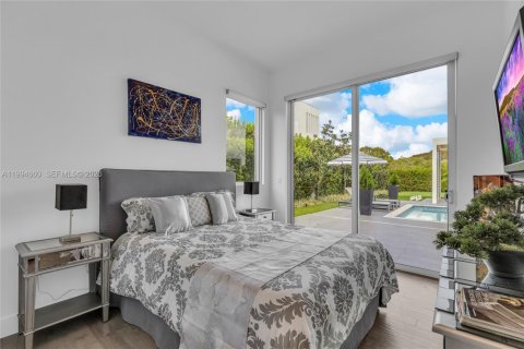 House in Weston, Florida 5 bedrooms, 353.96 sq.m. № 2063071 - photo 17