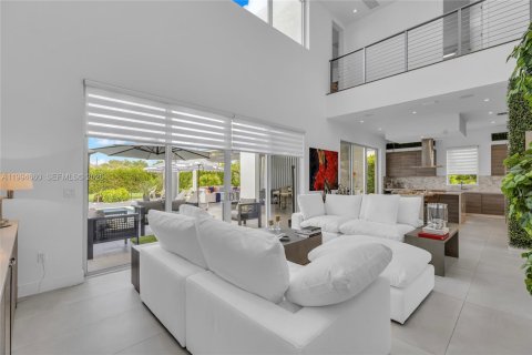 House in Weston, Florida 5 bedrooms, 353.96 sq.m. № 2063071 - photo 13