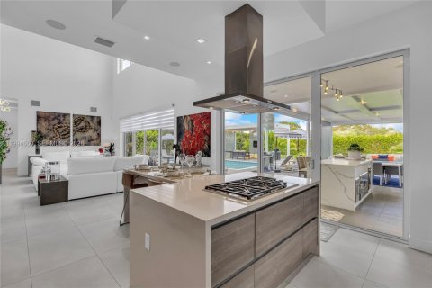 House in Weston, Florida 5 bedrooms, 353.96 sq.m. № 2063071 - photo 11