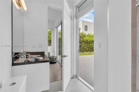 House in Weston, Florida 5 bedrooms, 353.96 sq.m. № 2063071 - photo 19