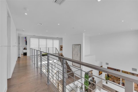 House in Weston, Florida 5 bedrooms, 353.96 sq.m. № 2063071 - photo 22