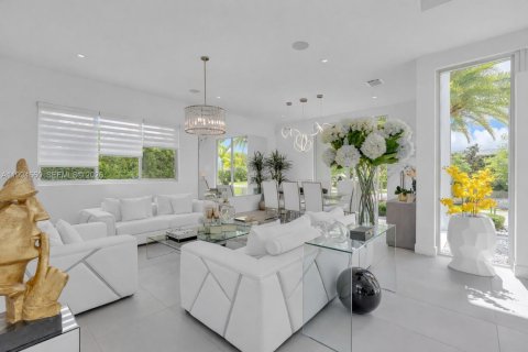 House in Weston, Florida 5 bedrooms, 353.96 sq.m. № 2063071 - photo 6