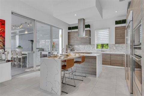 House in Weston, Florida 5 bedrooms, 353.96 sq.m. № 2063071 - photo 8