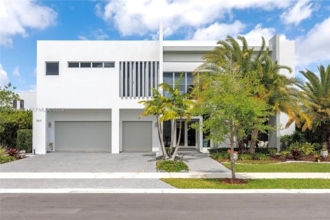 House in Weston, Florida 5 bedrooms, 353.96 sq.m. № 2063071 - photo 1