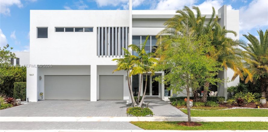 House in Weston, Florida 5 bedrooms, 353.96 sq.m. № 2063071