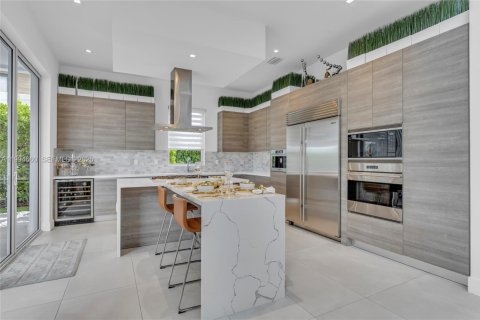 House in Weston, Florida 5 bedrooms, 353.96 sq.m. № 2063071 - photo 10