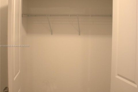 Townhouse in Florida City, Florida 3 bedrooms, 118.17 sq.m. № 1818574 - photo 9
