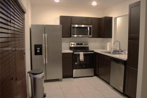 Townhouse in Florida City, Florida 3 bedrooms, 118.17 sq.m. № 1818574 - photo 2