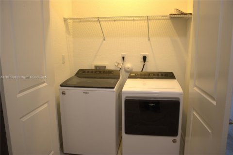 Townhouse in Florida City, Florida 3 bedrooms, 118.17 sq.m. № 1818574 - photo 11