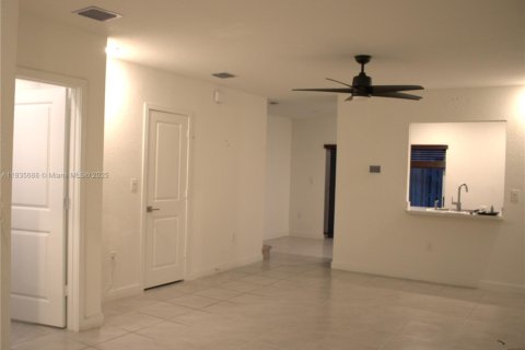 Townhouse in Florida City, Florida 3 bedrooms, 118.17 sq.m. № 1818574 - photo 3