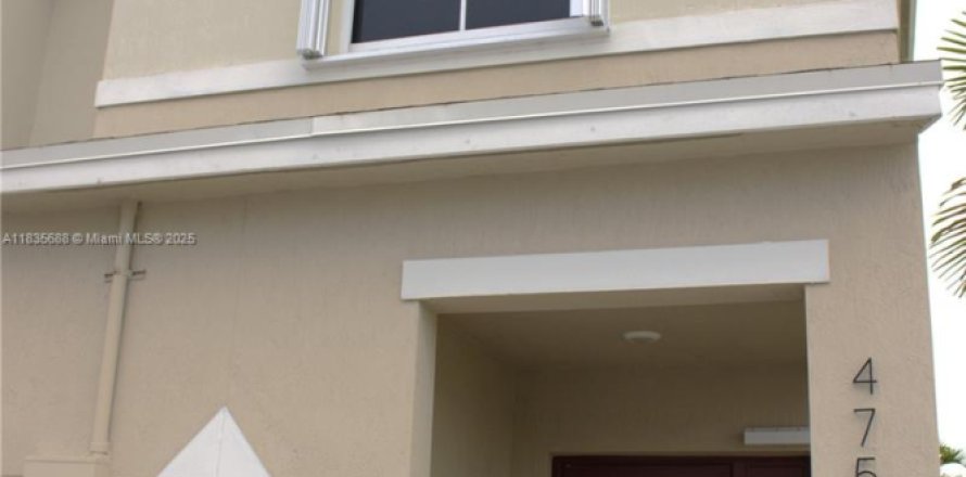 Townhouse in Florida City, Florida 3 bedrooms, 118.17 sq.m. № 1818574