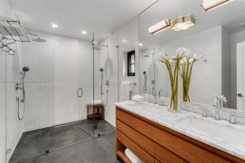 Casa en venta en Miami, Florida, 4 dormitorios, 242.94 m2 № 1970911 - foto 9
