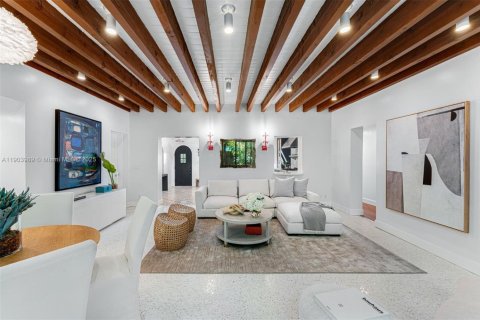 Casa en venta en Miami, Florida, 4 dormitorios, 242.94 m2 № 1970911 - foto 19
