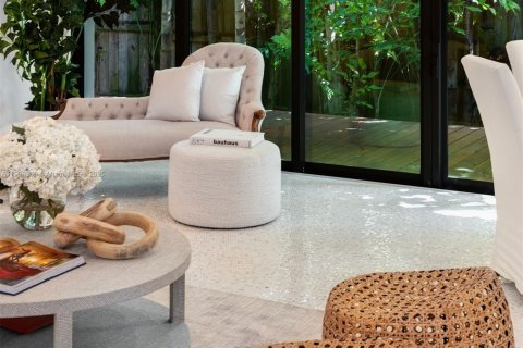 Casa en venta en Miami, Florida, 4 dormitorios, 242.94 m2 № 1970911 - foto 12