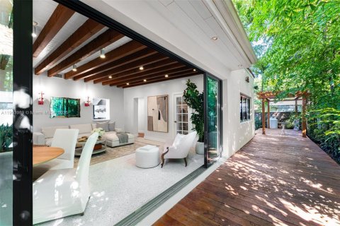 Casa en venta en Miami, Florida, 4 dormitorios, 242.94 m2 № 1970911 - foto 3