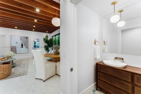 Casa en venta en Miami, Florida, 4 dormitorios, 242.94 m2 № 1970911 - foto 14