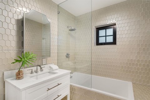 Casa en venta en Miami, Florida, 4 dormitorios, 242.94 m2 № 1970911 - foto 16