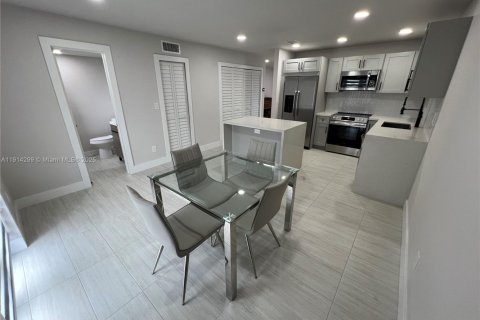 Casa en venta en Miami, Florida, 2 dormitorios, 117.06 m2 № 1969932 - foto 4