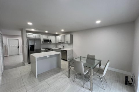 Casa en venta en Miami, Florida, 2 dormitorios, 117.06 m2 № 1969932 - foto 3