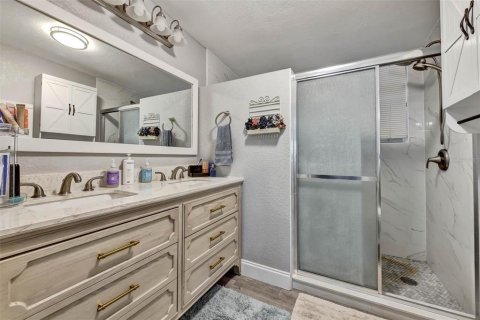 House in Clearwater, Florida 3 bedrooms, 126.53 sq.m. № 2202507 - photo 21