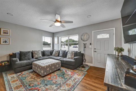 House in Clearwater, Florida 3 bedrooms, 126.53 sq.m. № 2202507 - photo 4