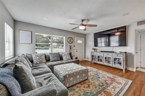 House in Clearwater, Florida 3 bedrooms, 126.53 sq.m. № 2202507 - photo 5