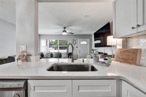 House in Clearwater, Florida 3 bedrooms, 126.53 sq.m. № 2202507 - photo 11