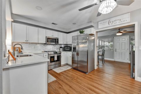 House in Clearwater, Florida 3 bedrooms, 126.53 sq.m. № 2202507 - photo 7