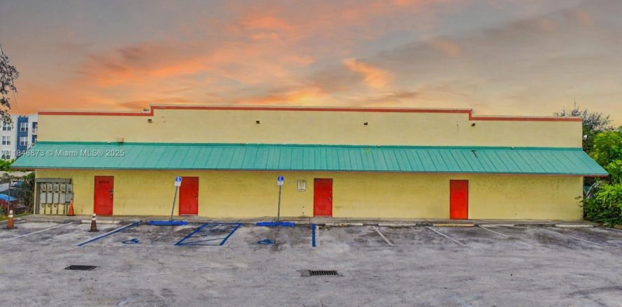 Commercial property in Homestead, Florida № 1846137