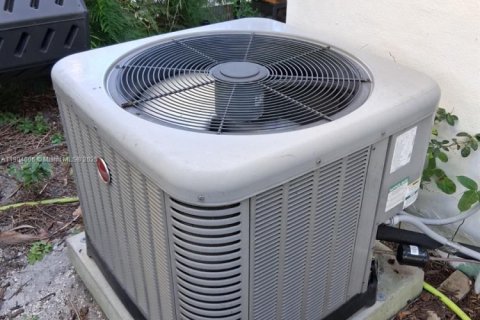 Casa en venta en Hollywood, Florida, 3 dormitorios, 69.68 m2 № 1956502 - foto 9