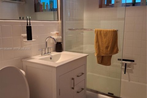 House in Hollywood, Florida 3 bedrooms, 69.68 sq.m. № 1956502 - photo 11