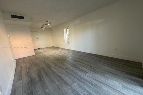 Снять в аренду кондоминиум в Дорал, Флорида 1 спальня, 75.25м2, № 2032374 - фото 2