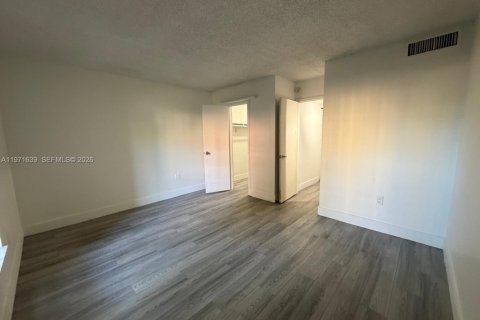 Снять в аренду кондоминиум в Дорал, Флорида 1 спальня, 75.25м2, № 2032374 - фото 5
