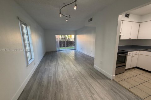 Кондоминиум с 1 спальней в Дорал, Флорида № 2032374