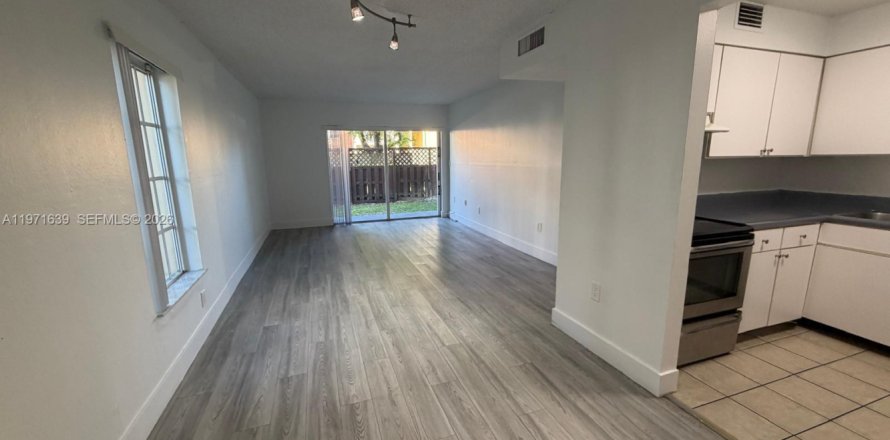 Кондоминиум с 1 спальней в Дорал, Флорида № 2032374