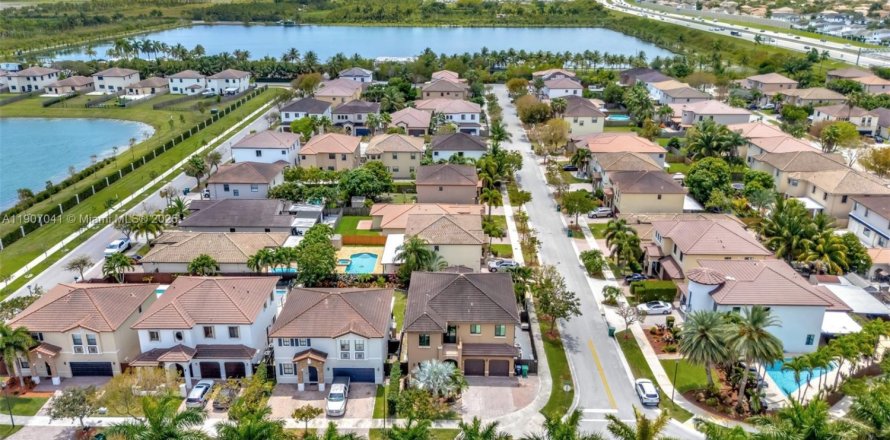 House in Miami, Florida 4 bedrooms, 257.99 sq.m. № 2012871