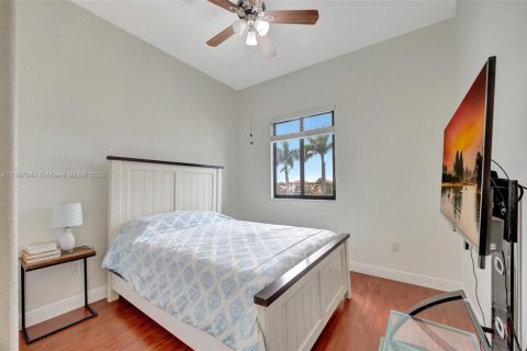 House in Miami, Florida 4 bedrooms, 257.99 sq.m. № 2012871 - photo 25