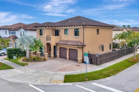 House in Miami, Florida 4 bedrooms, 257.99 sq.m. № 2012871 - photo 3