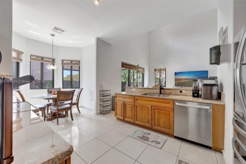House in Miami, Florida 4 bedrooms, 257.99 sq.m. № 2012871 - photo 18