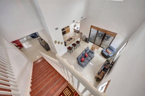 House in Miami, Florida 4 bedrooms, 257.99 sq.m. № 2012871 - photo 9