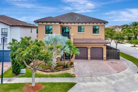 House in Miami, Florida 4 bedrooms, 257.99 sq.m. № 2012871 - photo 2